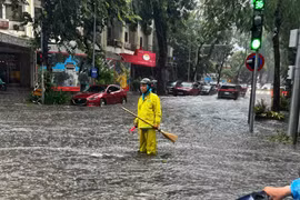 Mưa lớn kéo dài, nhiều tuyến phố Hà Nội chìm trong biển nước 
