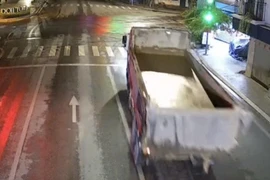 Xác minh, xử phạt tài xế làm rơi đất thải ra đường phố Hà Nội