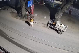 Người dân truy đuổi kẻ nghi trộm xe công nông ở Hà Nội