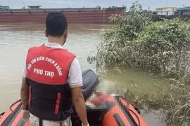 Phát hiện thi thể nam giới nghi là nạn nhân vụ lật tàu trên sông Lô