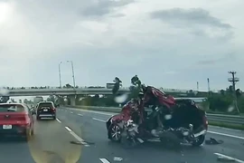 Ô tô con biến dạng sau tai nạn trên cao tốc Hà Nội – Hải Phòng