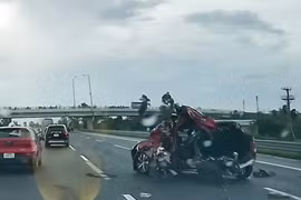 Ô tô con biến dạng sau tai nạn trên cao tốc Hà Nội – Hải Phòng