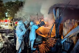  Cháy dữ dội tại dãy cửa hàng kinh doanh trên phố Hà Nội