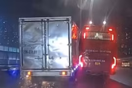 Xe khách chèn ép xe tải trên đường vành đai 3 Hà Nội