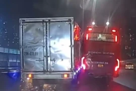 Xe khách chèn ép xe tải trên đường vành đai 3 Hà Nội