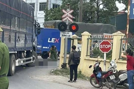 Va chạm giữa xe tải và xe máy, nữ sinh Hà Nội tử vong 