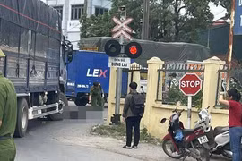 Va chạm giữa xe tải và xe máy, nữ sinh Hà Nội tử vong 