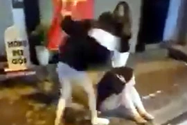 Đánh nhau vì mâu thuẫn tình ái, 2 cô gái trẻ bị tạm giữ