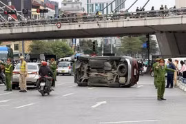 Xe Santa Fe lật nghiêng giữa phố Hà Nội, tài xế có biểu hiện bất thường