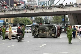 Xe Santa Fe lật nghiêng giữa phố Hà Nội, tài xế có biểu hiện bất thường