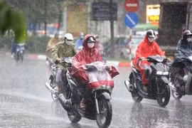 Cảnh báo mưa lớn cục bộ kèm dông lốc, sét tại khu vực Hà Nội