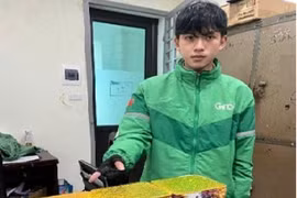 Phát hiện nam thanh niên chở bao tải chứa hàng cấm ở Hà Nội