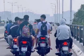 Xử phạt nhóm thanh niên đi xe máy đầu trần trên cầu Vĩnh Tuy