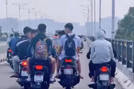 Xử phạt nhóm thanh niên đi xe máy đầu trần trên cầu Vĩnh Tuy