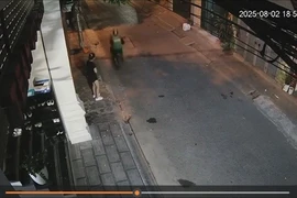 Cô gái bị cướp giật điện thoại trên phố ở Hà Nội