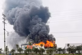 Nhà xưởng tại cụm công nghiệp bốc cháy dữ dội ở Ninh Bình