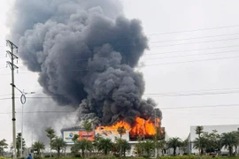 Nhà xưởng tại cụm công nghiệp bốc cháy dữ dội ở Ninh Bình
