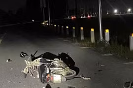 Hai xe máy tông nhau trong đêm khiến 4 người thương vong