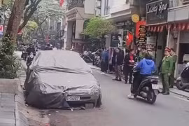 Cẩu, kéo ô tô phủ bạt đỗ cố định suốt nhiều năm trên phố Hà Nội