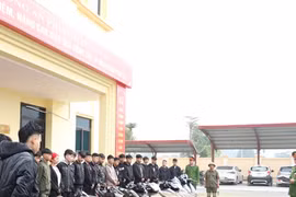 Triệu tập 27 đối tượng mang dao, kiếm, vỏ chai bia gây rối trật tự công cộng