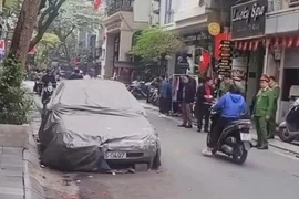 Cẩu, kéo ô tô phủ bạt đỗ cố định suốt nhiều năm trên phố Hà Nội