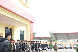 Triệu tập 27 đối tượng mang dao, kiếm, vỏ chai bia gây rối trật tự công cộng