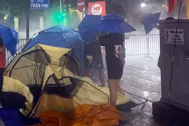 Vì sao gia đình căng lều giữa đêm chờ xem lễ diễu binh bị nhắc nhở?