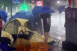 Vì sao gia đình căng lều giữa đêm chờ xem lễ diễu binh bị nhắc nhở?