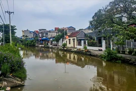 Mẹ ôm con hơn 5 tháng tuổi nghi nhảy xuống sông tự tử