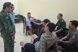 Cứu hộ 10 ngư dân gặp nạn trên biển ở Quảng Ninh