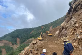 Xe bán tải do quản đốc thủy điện điều khiển chở 2 người mất tích ở Lào Cai