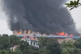 Cháy lớn tại xưởng sản xuất giày da ở Vĩnh Phúc 