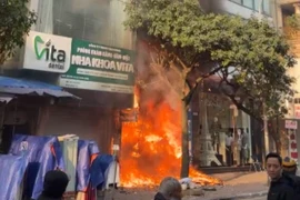 Ngôi nhà cao tầng trên phố Hà Nội bốc cháy ngùn ngụt