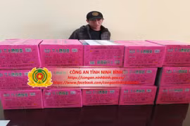 Phát hiện ô tô chở 2 bao tải hàng cấm in chữ nước ngoài ở Ninh Bình
