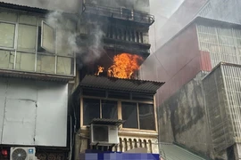 Cháy trên phố Hàng Mã, khói trắng đặc kèm mùi khét bốc ra từ tầng 3