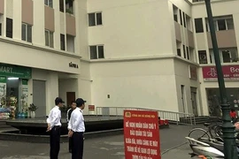 Nam sinh lớp 9 ở Hà Nội rơi từ tầng cao chung cư xuống đất tử vong