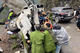 Kịp thời cứu 3 người trong vụ tai nạn ô tô rơi xuống taluy âm ở Tuyên Quang