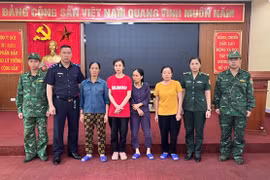 Bắt giữ 4 "nữ quái" vận chuyển ngoại tệ trái phép ở Lào Cai