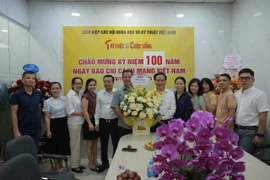 Phó Chủ tịch VUSTA Phạm Ngọc Linh chúc mừng Báo Tri thức và Cuộc sống ngày 21/6