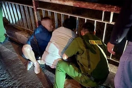 Khống chế nam thanh niên có ý định tự tử trên cầu Chương Dương