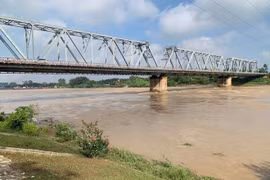 Lật tàu hàng trên sông Lô ở Phú Thọ, hai vợ chồng nghi mất tích