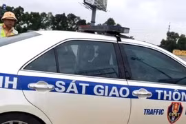 CSGT dùng xe đặc dụng chở cháu bé bị co giật đi cấp cứu