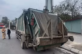 Để chất bẩn che lấp biển số, tài xế xe chở rác bị phạt 23 triệu đồng 