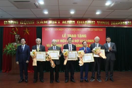 Đảng ủy VUSTA trao huy hiệu Đảng, tổng kết công tác năm 2025