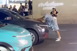 Nam thanh niên liên tục la hét, chặn ô tô trên phố Hà Nội