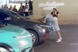 Nam thanh niên liên tục la hét, chặn ô tô trên phố Hà Nội