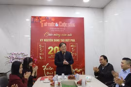 Chủ tịch Phan Xuân Dũng tới thăm, chúc Tết Báo Tri thức và Cuộc sống