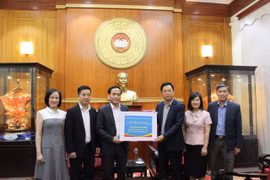 VUSTA trao hơn 162 triệu đồng ủng hộ đồng bào bị thiệt hại do bão, lụt 