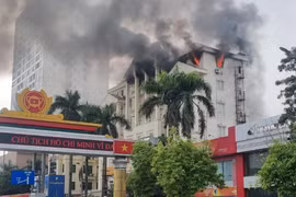 Cháy lớn tại tòa nhà Bưu điện tỉnh Hà Nam (cũ), cột khói đen bốc cao