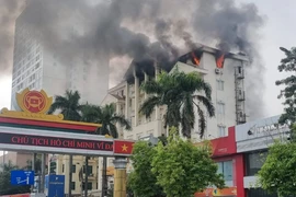 Cháy lớn tại tòa nhà Bưu điện tỉnh Hà Nam (cũ), cột khói đen bốc cao